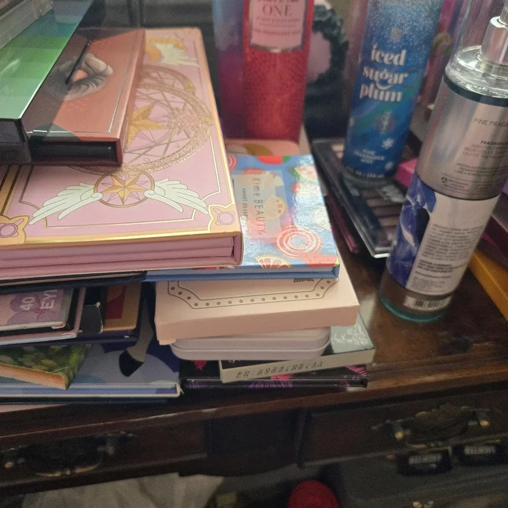 Mystery box of eyeshadow pallets, Unused